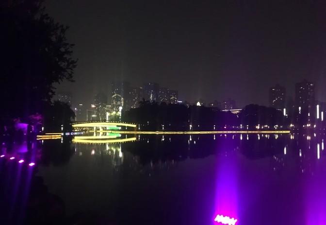 我发现，很多男士过了50岁后会有以下特点1、有了啤酒肚。
我发现，很多男士过了5