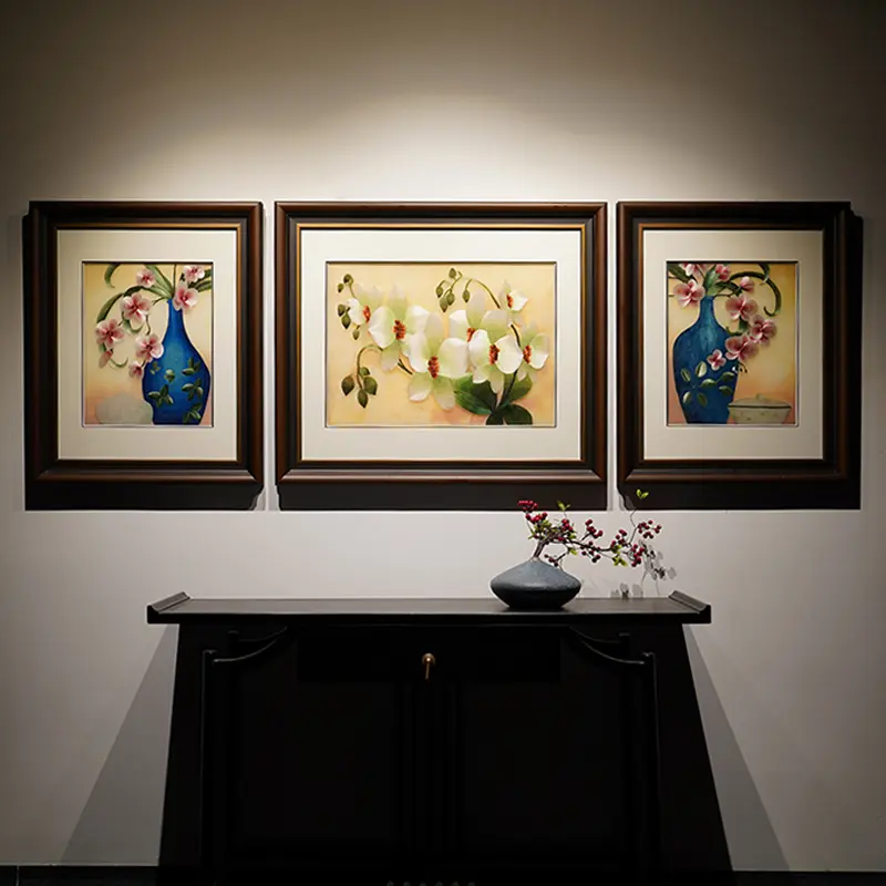 客厅成套挂画｜兰香入画，纳一室平安和顺 成套三联布局，左右瓶花，中间主...