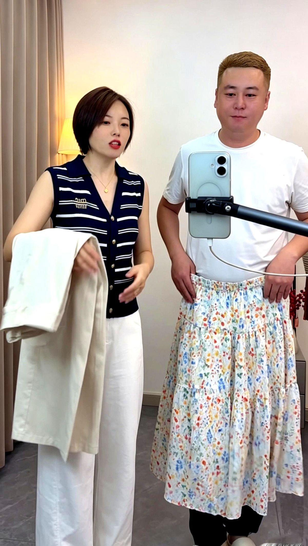 简直令人难以置信，和小陈一同直播的这人居然是大壮！
小陈为了把货卖好，硬是把自己