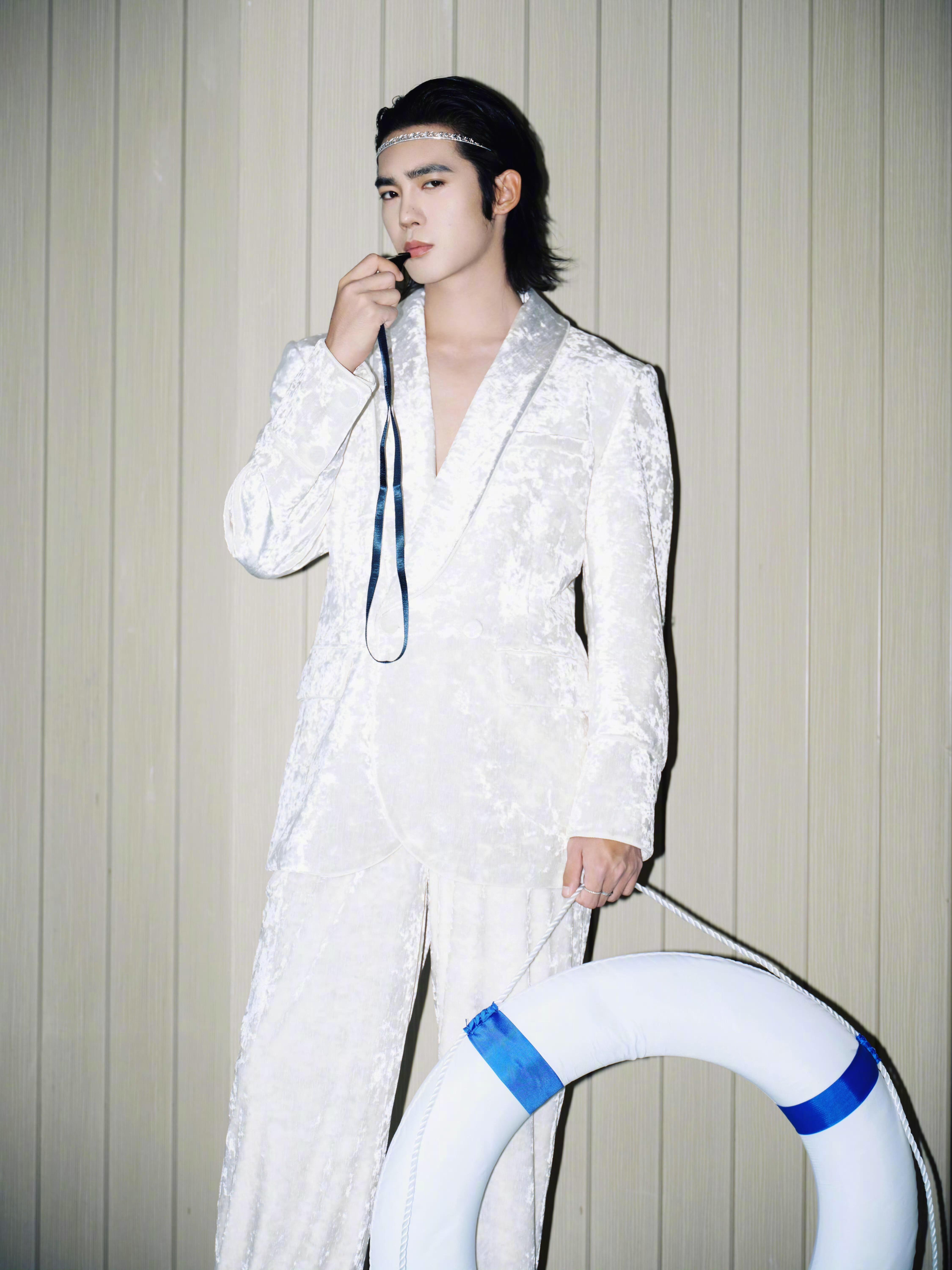 于适 x XU ZHI于适上身XU ZHI 2025秋冬系列，白色的丝绒青果领西