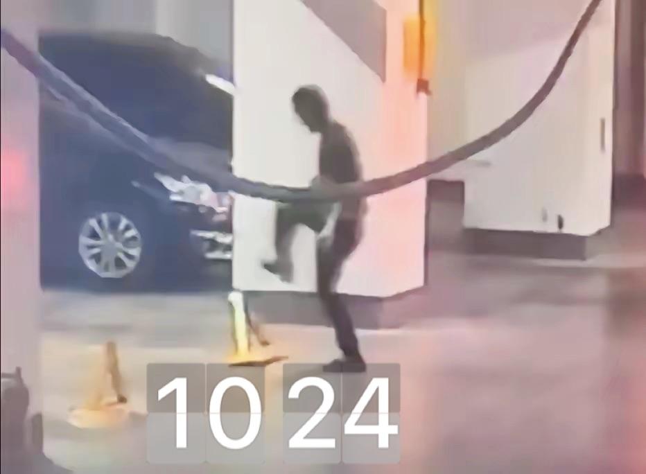 太巧了吧，上次长沙体某局的女人霸占车位还没处理，这又来一个衡阳发改委下属单位的男
