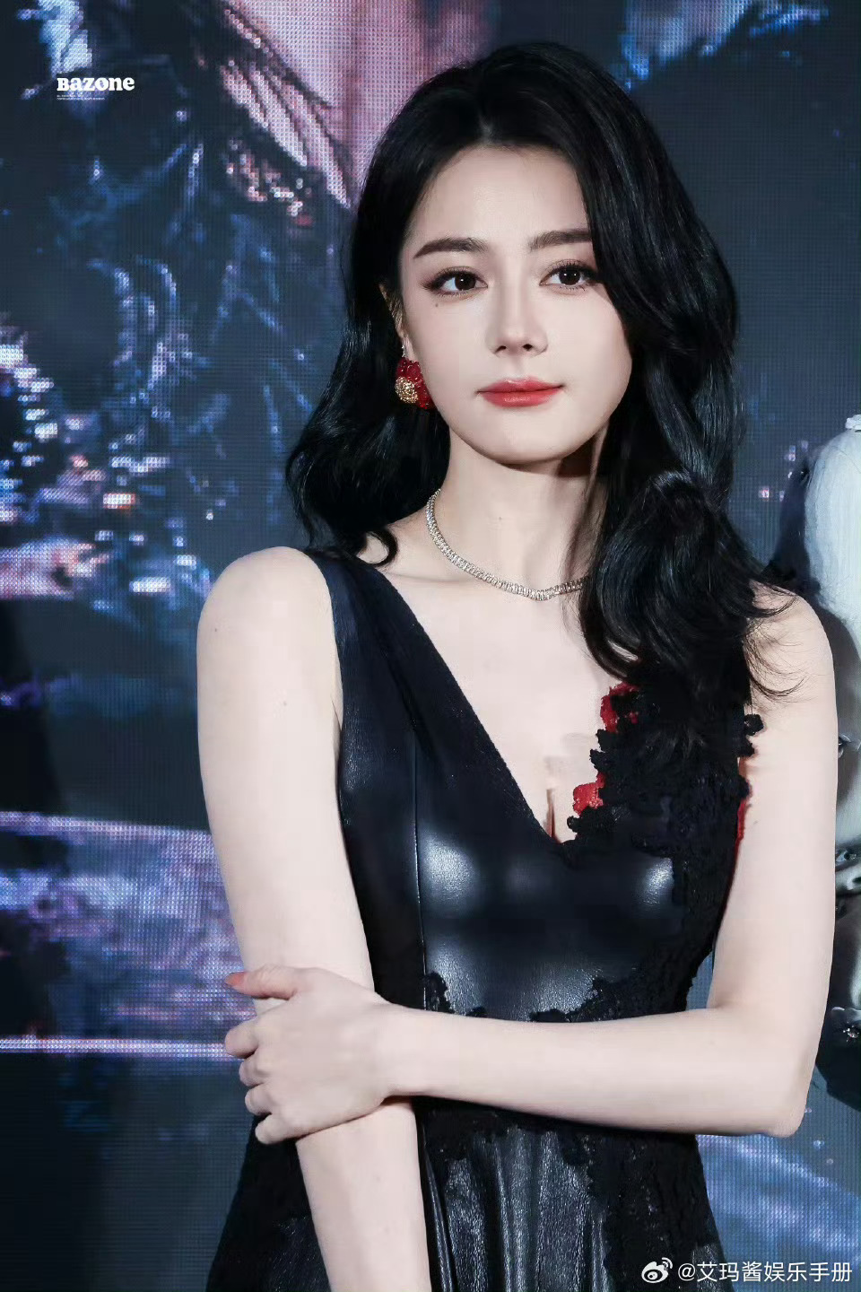 豆瓣热帖：聊聊迪丽热巴过去的十年，如何从人气小花变成这样拍一部扑一部的迪丽热巴 