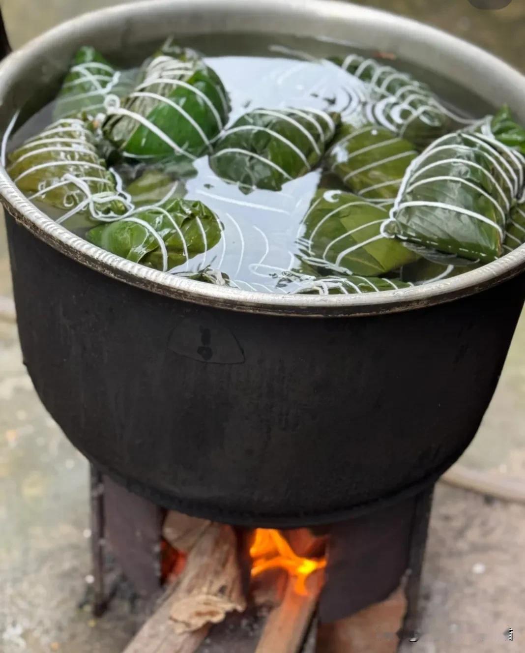 快过年了，怀念广西惠灵顿牛排了，广西肉粽被称为天花板的“惠灵顿牛排”，煎出来的肉