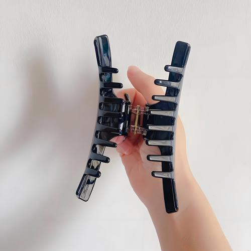 12月3日，信阳女子姜梅的经历看得人头皮发麻！她坐电动车后座时意外摔倒，头上戴的