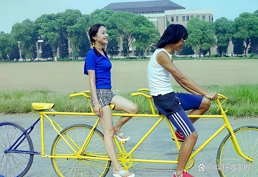二十多年前，周迅、朴树与夏雨曾在清华大学的操场上留下了一组珍贵的老照片。那时的他