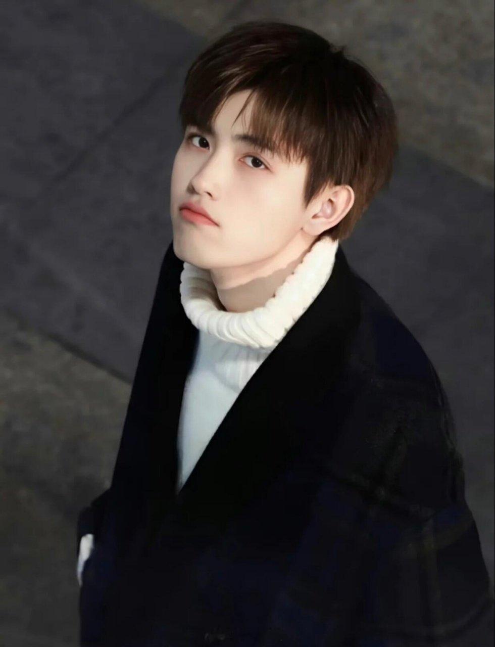 陈飞宇那里到底有谁在啊昨晚陈飞宇状态绝了！贵公子气质拉满，对粉丝超亲切，却一步三