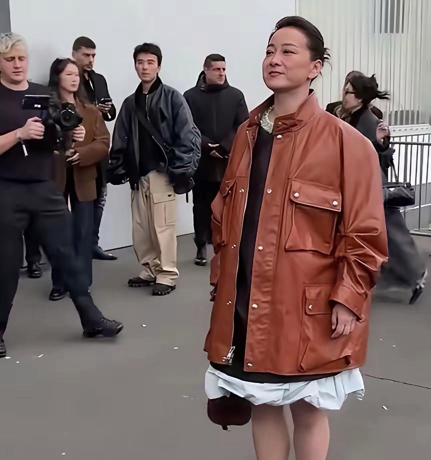 贾玲减肥瘦身后在内地一直没有出镜，频繁出席在国外活动现场。就像是丑小鸭变天鹅之后