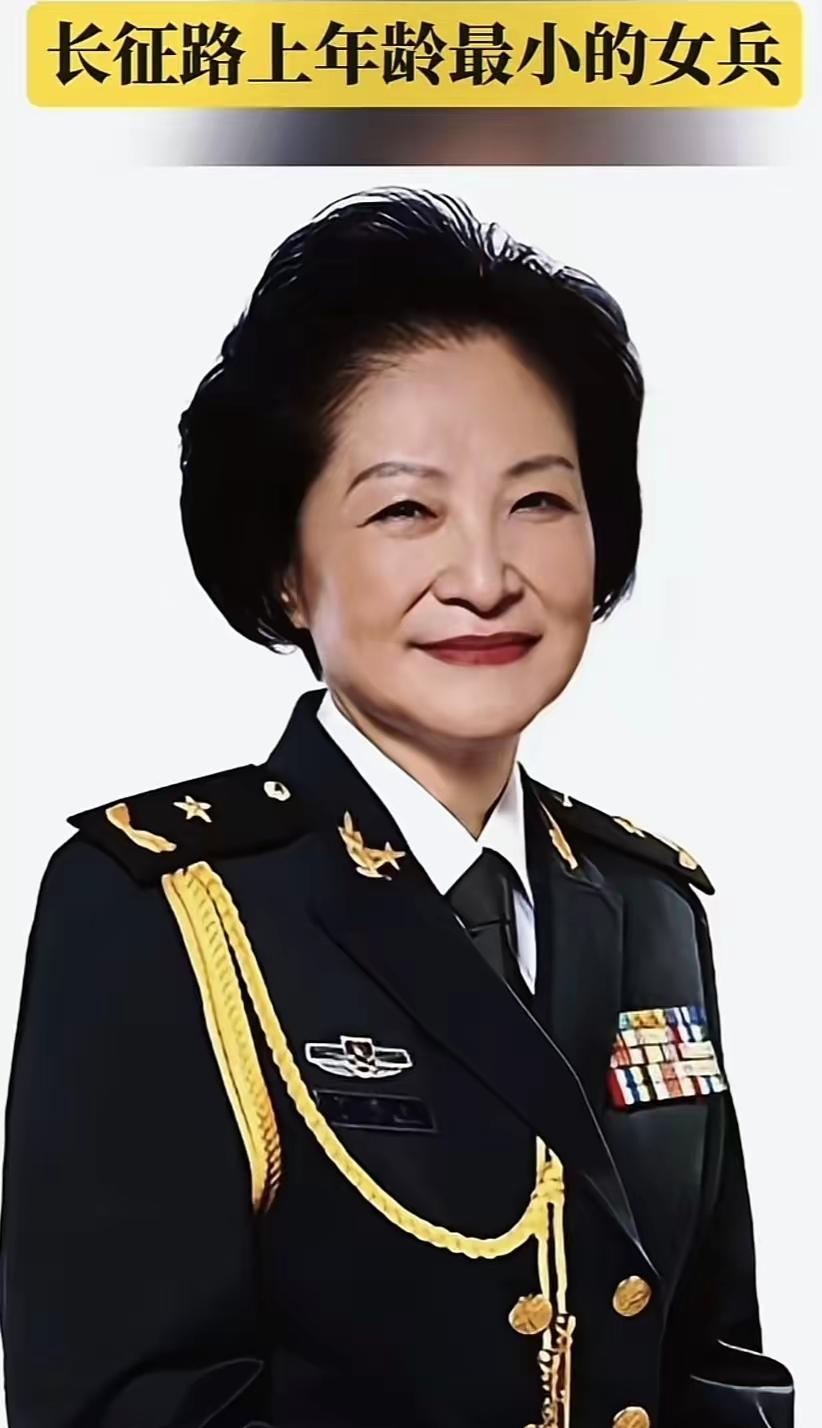 她出生仅18天就随父母踏上长征路，是长征中年龄最小的"红军"，他长大后投身文学与