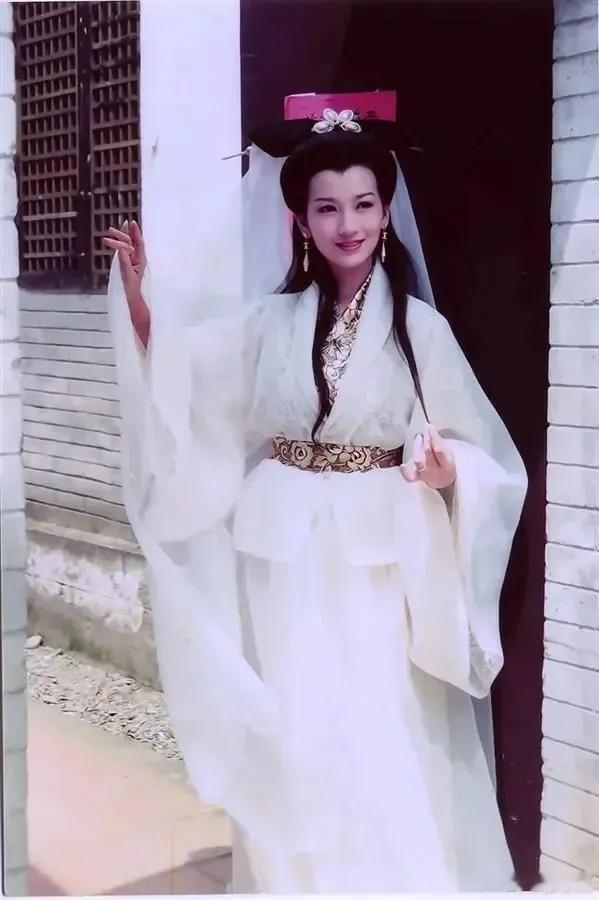 赵雅芝蛇年春晚好忙 2025年是蛇年，赵雅芝凭借其精湛的演技和优雅的形象赢得了广