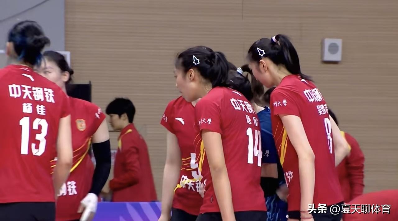 江苏女排果然是下功夫了！苏沪金牌战第一局，江苏女排的防守肉眼可见的进步，上海队高