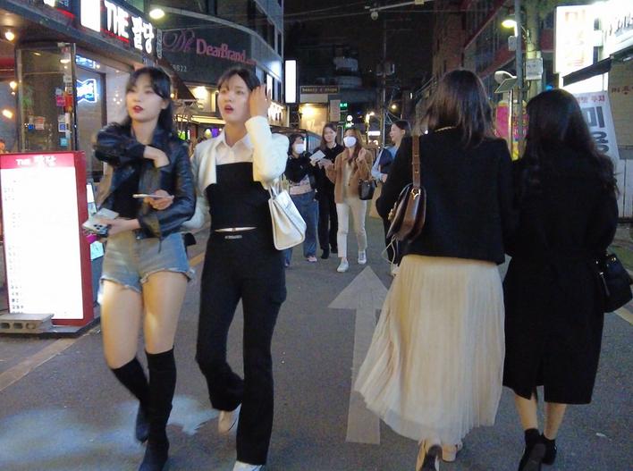 韩国的女性已经彻底疯魔，从最开始的不谈恋爱，不结婚，到后来的不生孩子，不愿意和男