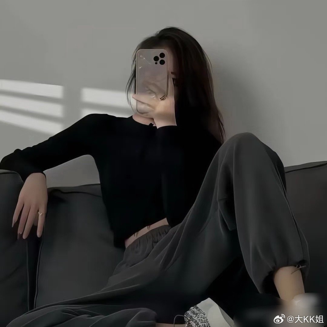 世界看似纷繁复杂，本质上，终究是你一个人的世界。你在，世界就在；你不在，你的世界