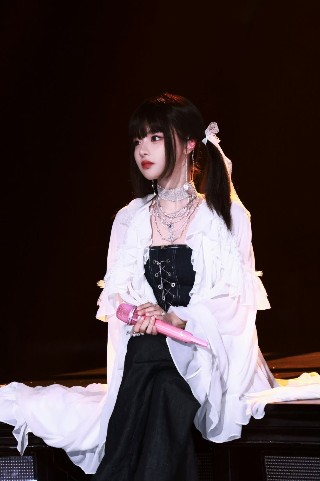 黄霄云天赐收官舞台 黄霄雲的《侧脸》唱出了和录音室不一样的层次，现场感特别强，每