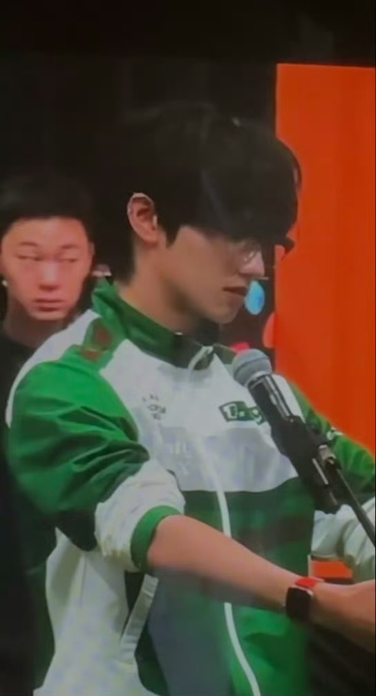 朱志鑫哭了感觉鼻头和眼睛都红红的到底怎么了