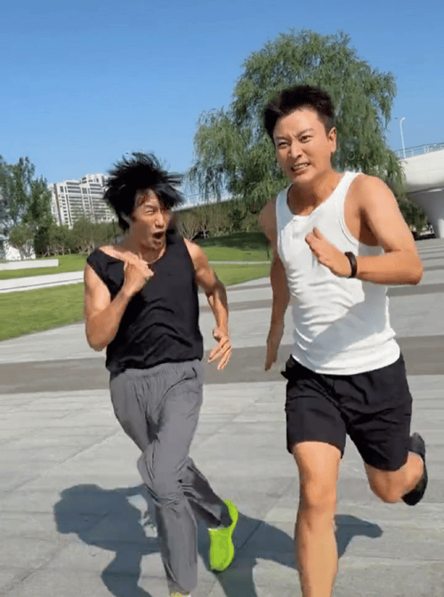 贾乃亮花小龙魔鬼训练空腹有氧负重战绳连轴转训练强度直接拉满 