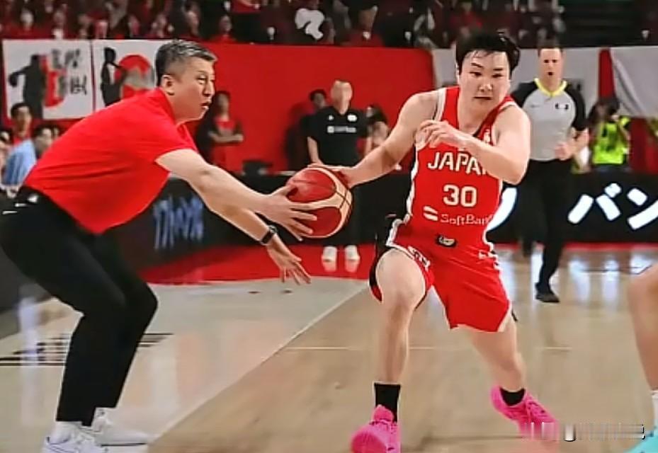 对面上8个，我们上6个！
中日大战，裁判的偏袒令人咬牙切齿，特别是最后一分钟，演