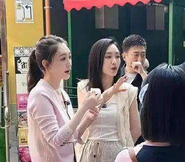 王鸥和李小冉现实中长这样。 