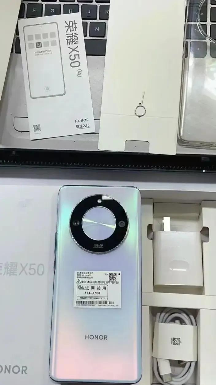 荣耀x50这款手机，大家的看法真是各有不同啊。性能党们对它可是不太满意，觉得性能