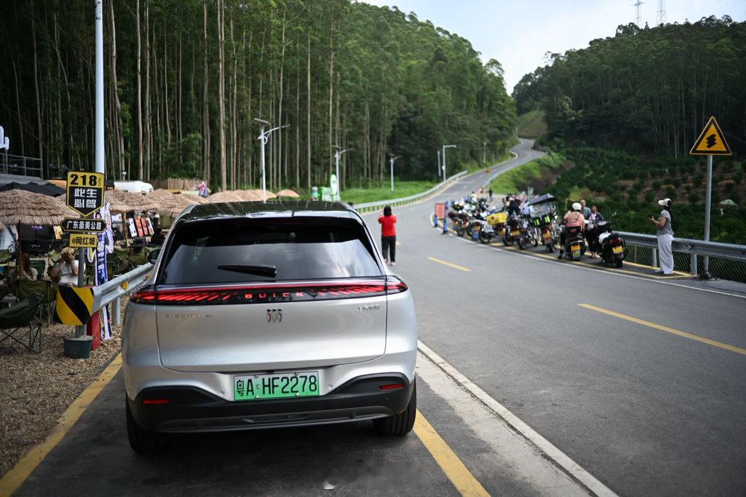 第一次开这个车，是在广德试车场，顶着油门180km/h干那种。今天开去218跑跑