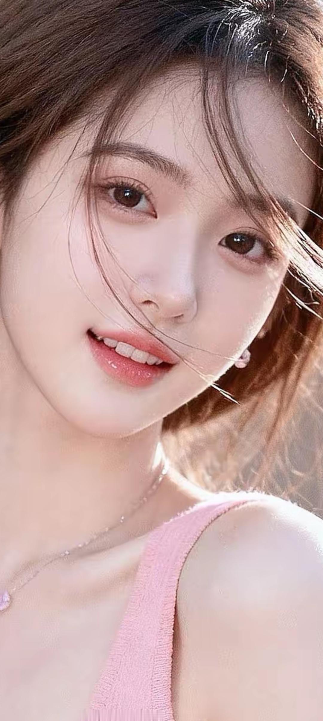 阳光下的甜美笑容，温柔如春风拂面。