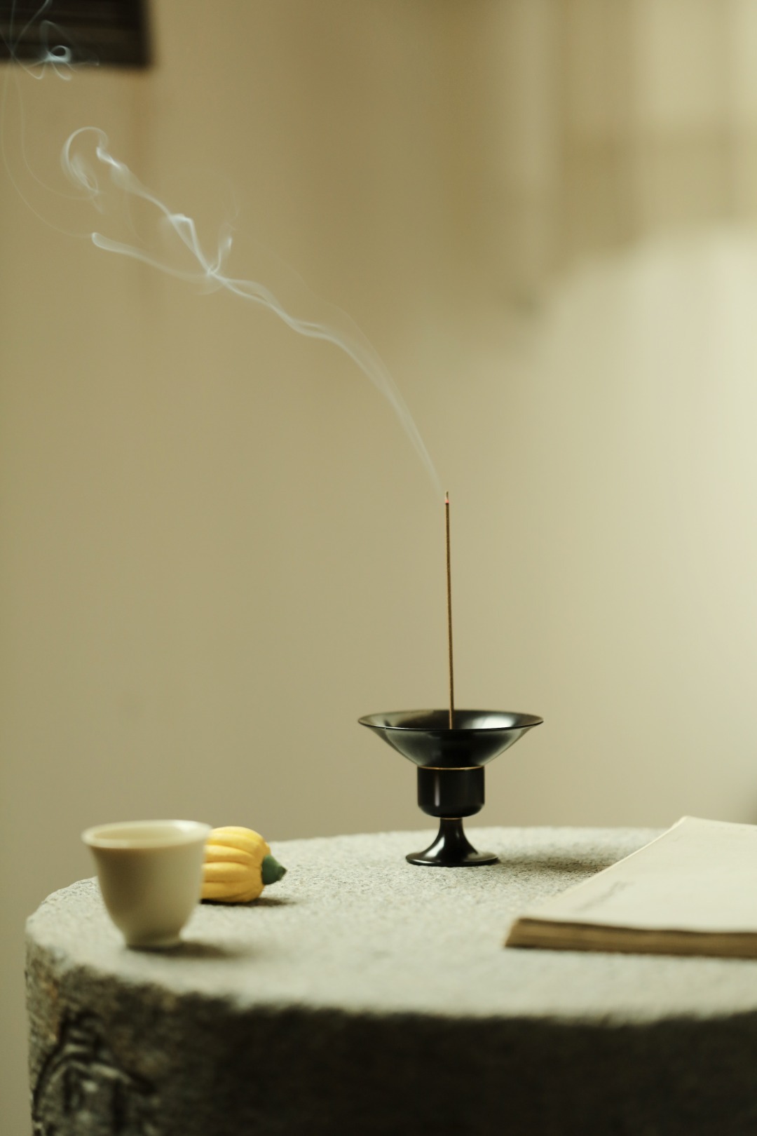 紫光檀 | 宋式高足·香插取材紫光檀老料，香插呈高足圆盘式，规整大方，材质细腻，