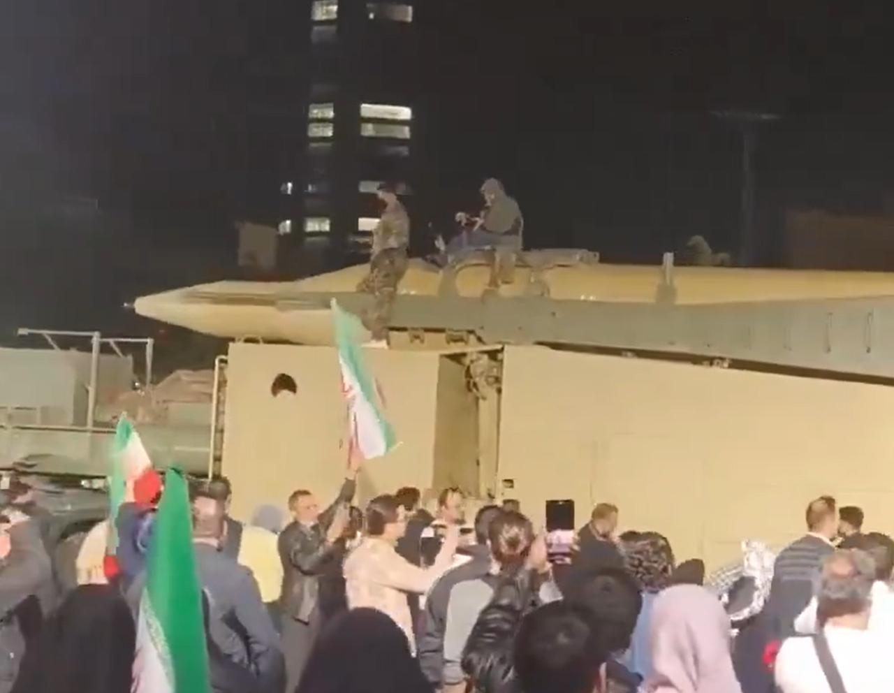 这是真家伙，伊朗真牛🐮！

伊朗革命卫队，把导弹开到德黑兰街头了，一共有两款，