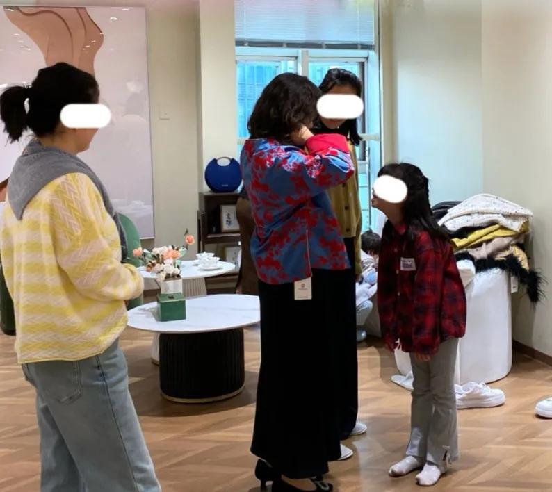 见识到了什么是讨债鬼，现在的小孩子都这么自私吗？
一位妈妈试好了衣服，准备买单。
