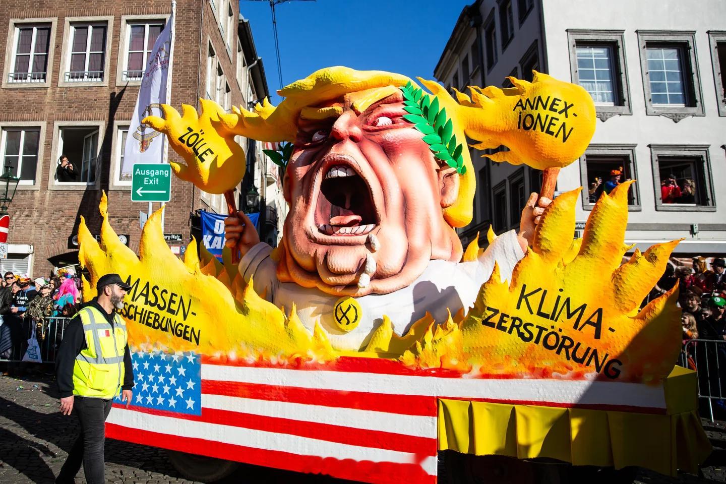 今年和过去几年的杜塞尔多夫狂欢节花车造型留影。网图 