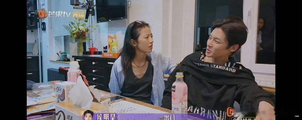 #侯明昊 一出门撞上一只蚊子##花儿与少年[超话]#哈哈哈哈哈不是，有没有人注意