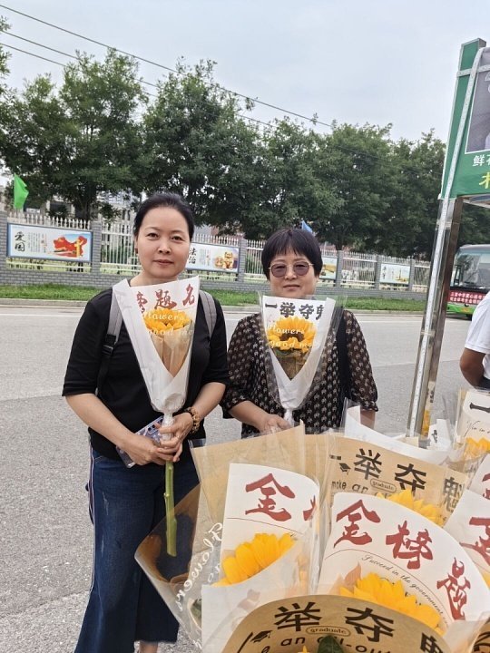 2026高考第一批显眼包出现了考点外花式应援名场面不断：青蛙玩偶助阵、弟弟手搓向