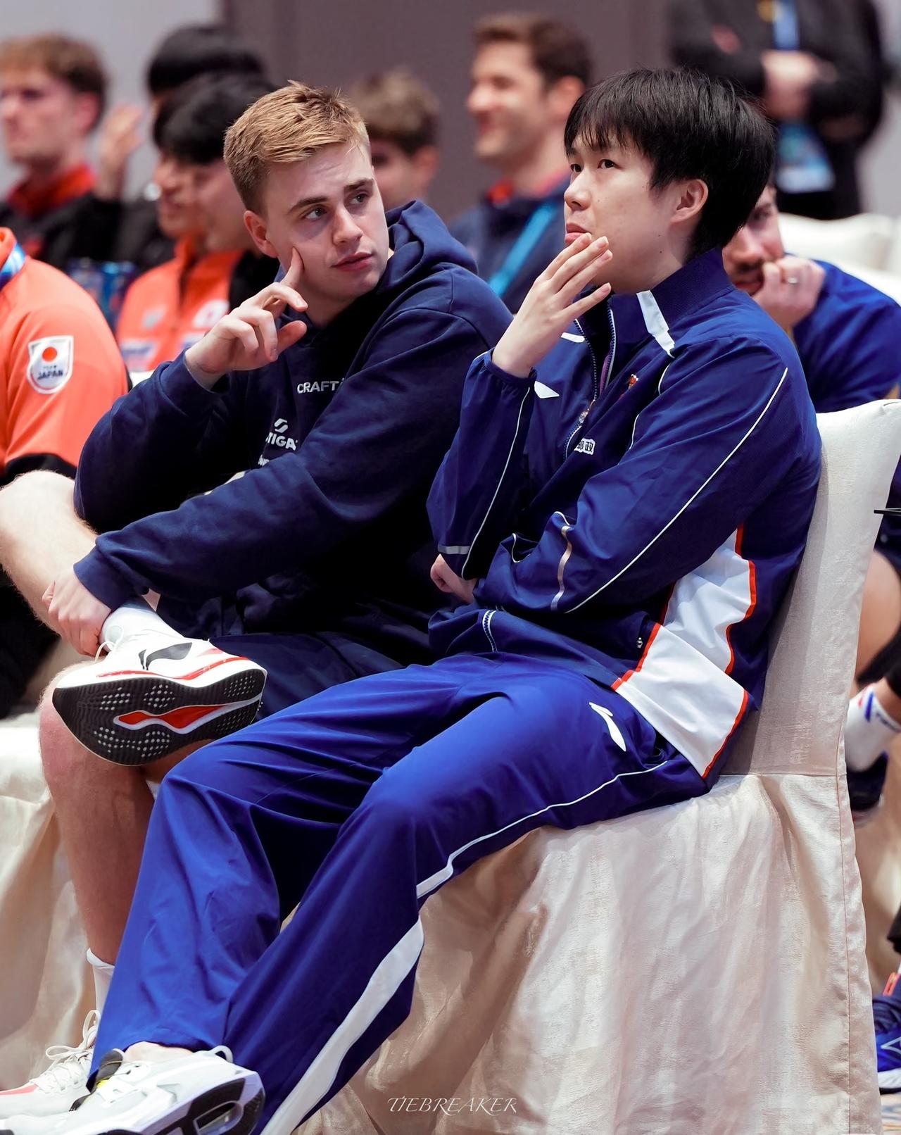 世界杯抽签仪式上，
王楚钦身边换了人，
因为这次世界第二换成莫雷加德，
因为这个