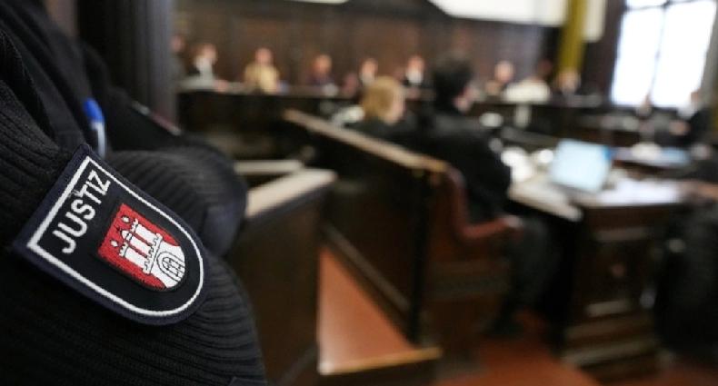 一名21岁男子在德国汉堡受审，他被控多项网路罪行，包括透过互联网诱骗11至15岁