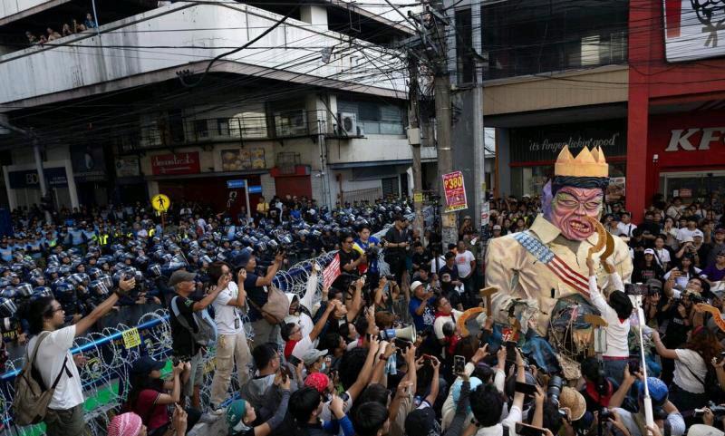 菲律宾民众再次聚集在首都马尼拉举行反腐示威，要求政府就数千亿比索的防洪工程腐败丑