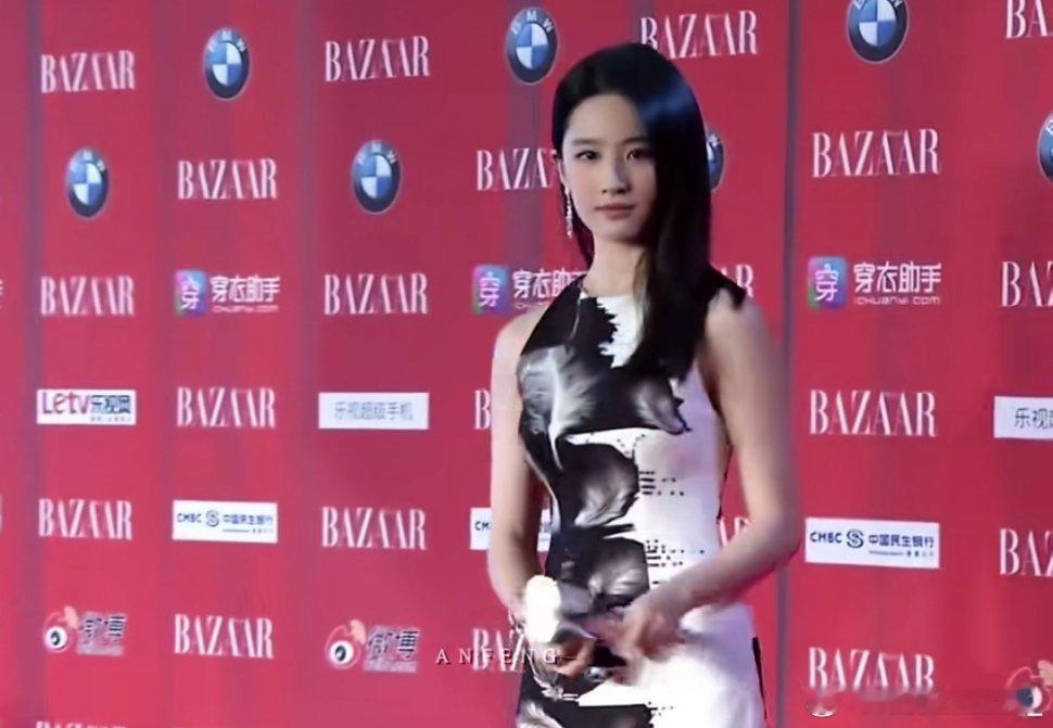 #刘亦菲[超话]# 这个黑长直！！我当时就是受了她这个发型的蛊惑所以留了很久这样