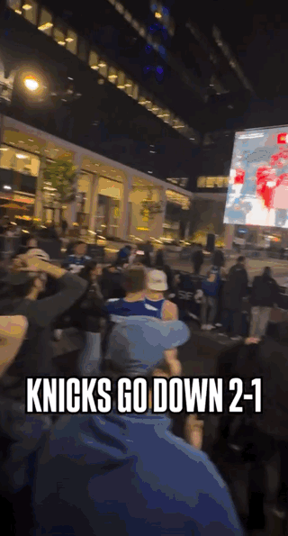 尼克斯球迷昨晚一片狼藉 😭
进不了馆内观看比赛的球迷目睹了最后几秒，也就是布伦