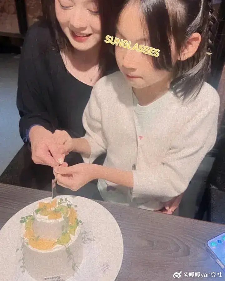 #周渝民8岁女儿正面照公开#周渝民老婆喻虹渊晒了她和8岁女儿的正脸合照，庆祝自己