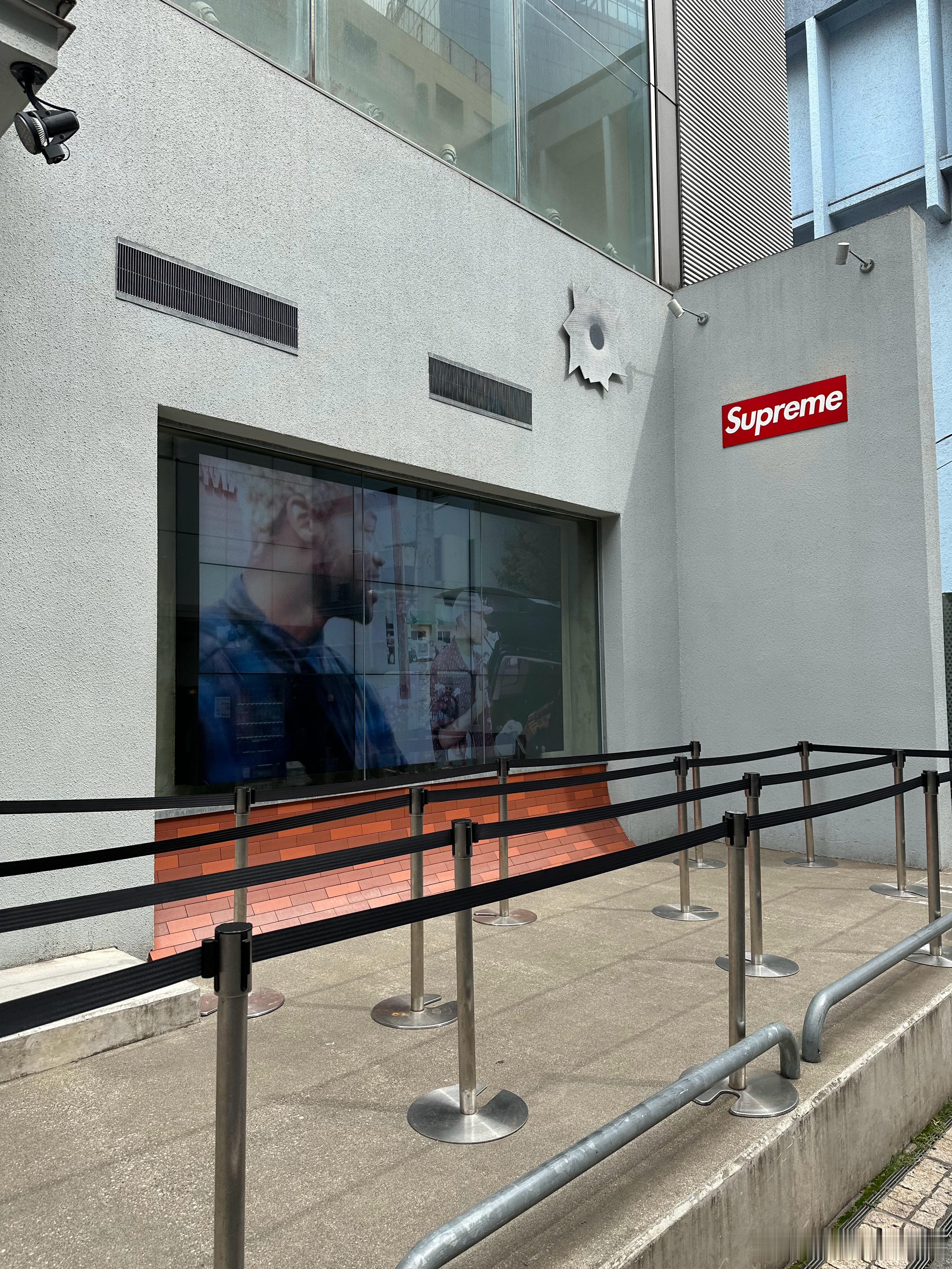 目前东京不能taxfree的三个牌子[思考][思考]Supreme：一直不能，所