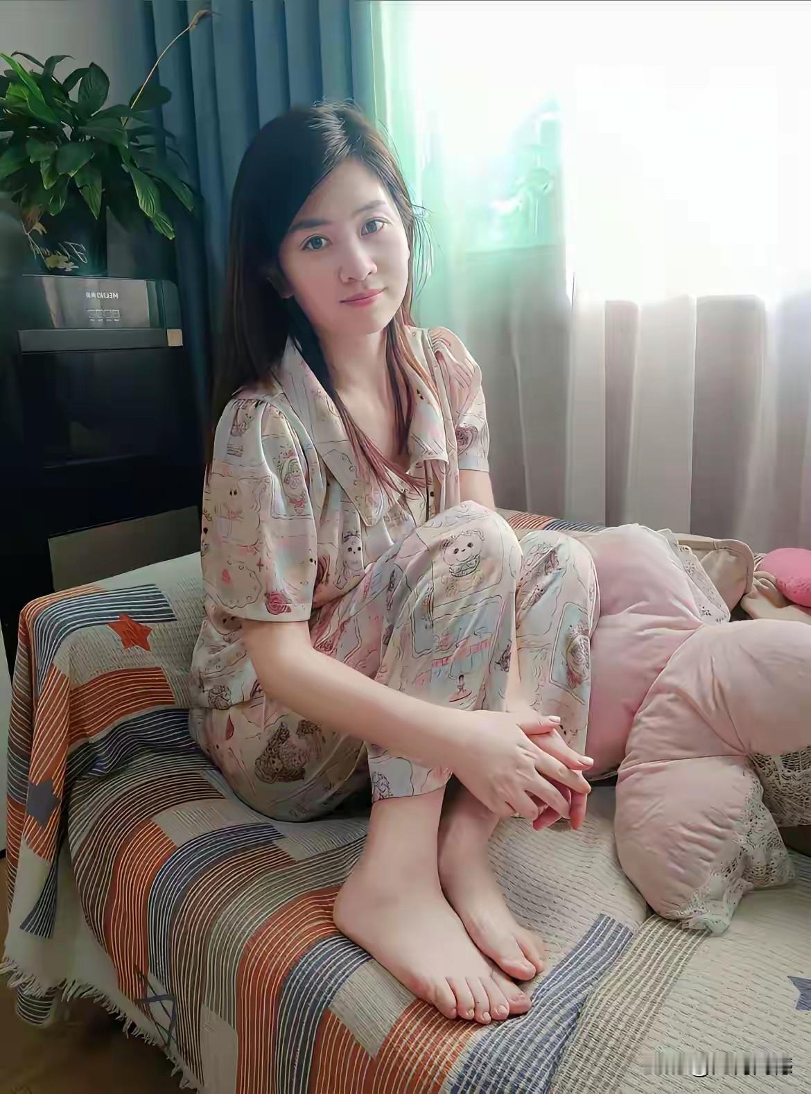 这就是一个普通人的日常生活照片，穿着打扮随随便便，并没有刻意而为之，看起来特别的