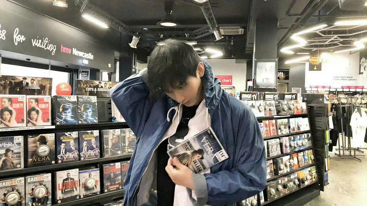“第一眼惊艳，第二眼沦陷，  第三眼不负遇见。”成毅狩谎片场压腿一字马cy成毅 