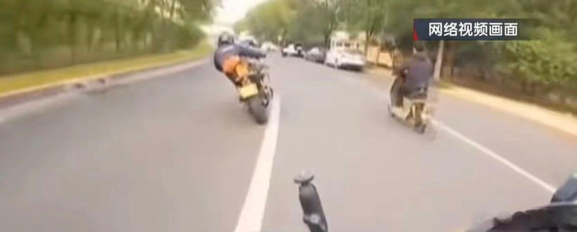 【爱车安全贴士 “下面是大郊亭直线加速赛现场…”两男子在北京四环辅路飙车，还搭讪