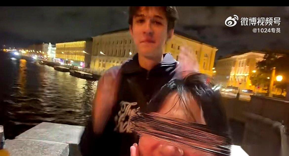 这事儿是从一张聊天记录截图开始的。
一个98年的中国女生，在俄罗斯圣彼得堡的街头