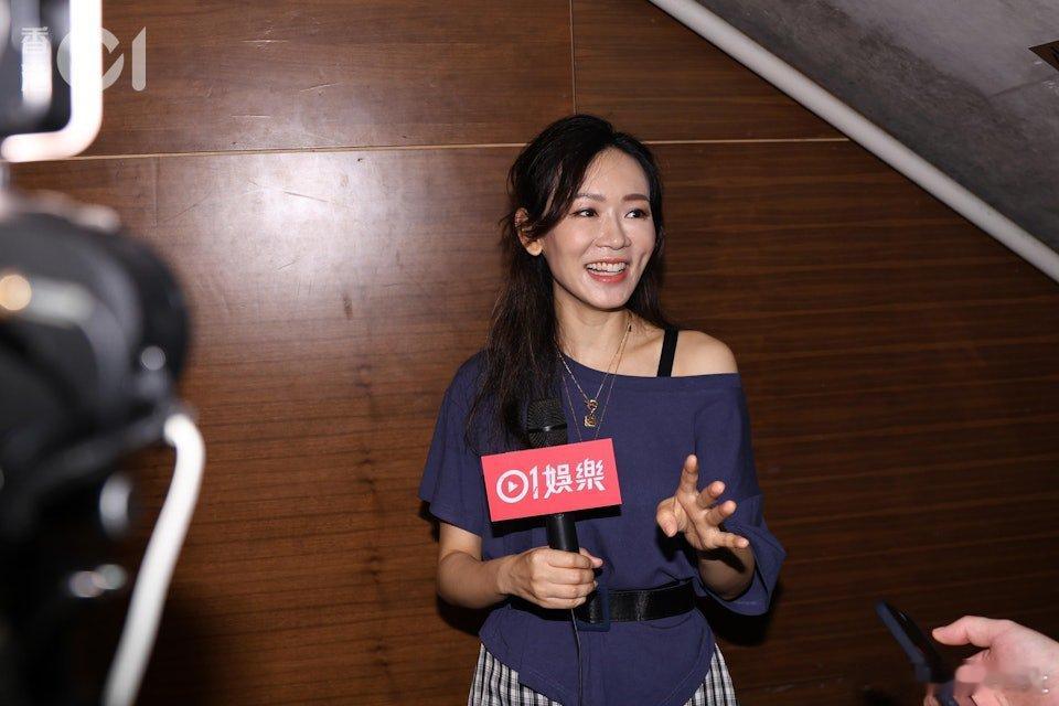 47歲的楊思琦事業再度起飛，相隔5年再度推出新歌《三個人的愛情太擁擠》。今日（2