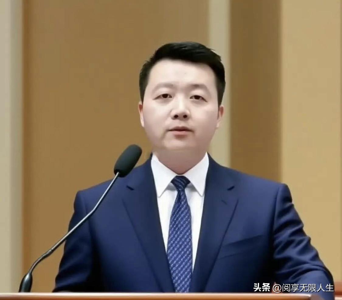 时政评论员罗鸿建议说:
“婚外情的孩子，凭什么还能分走合法家庭的财产？这不公平！