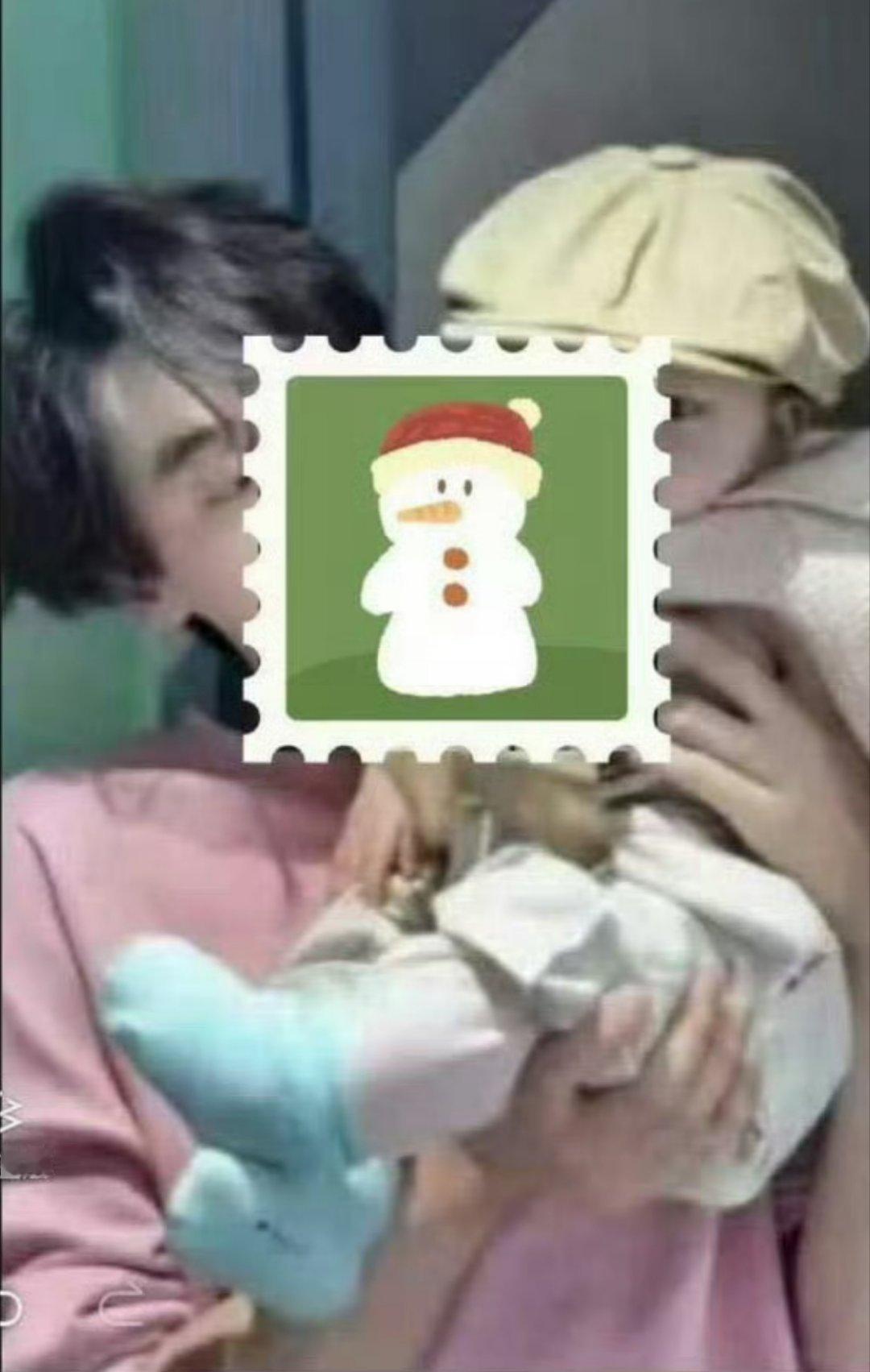 田栩宁 孩子田栩宁温柔托着小宝贝满眼宠溺，大手护着小小身躯超有安全感，眉眼间藏不