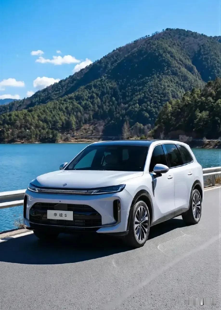 那天接老陈一家去机场，他带着父母、俩娃，行李塞了满后备箱。坐进我的车，他感叹：“