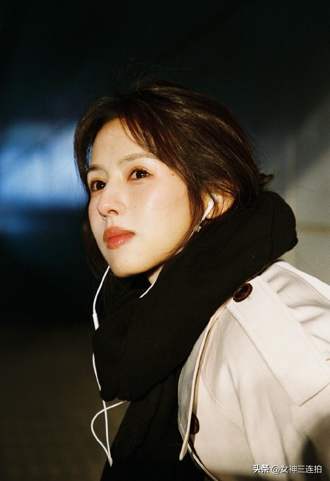 夜晚散步，戴着耳机听音乐。