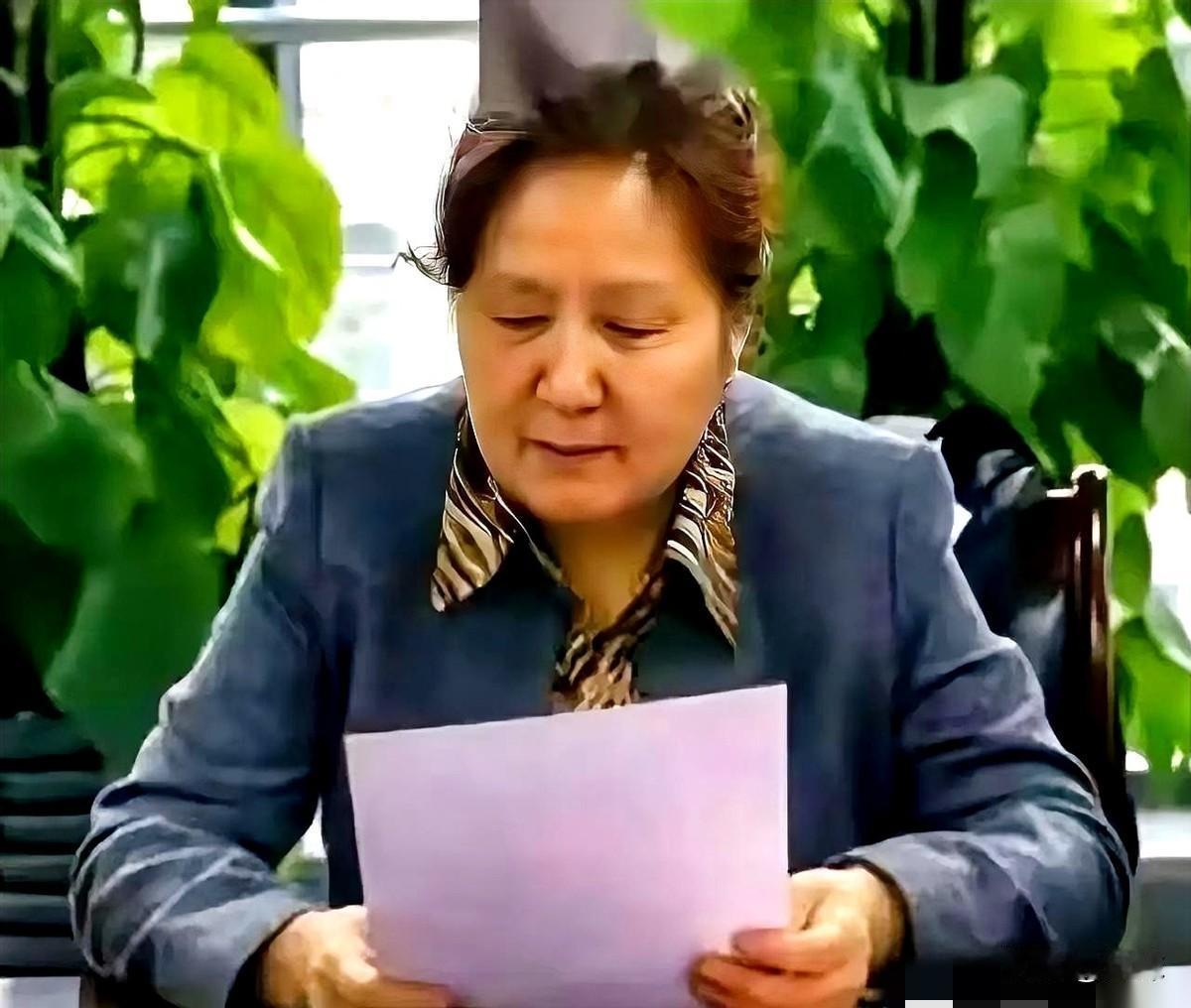 深夜吃瓜直接给我干精神了，贾浅浅的硕士导师被扒出来了。

你绝对想不到，这位叫屈