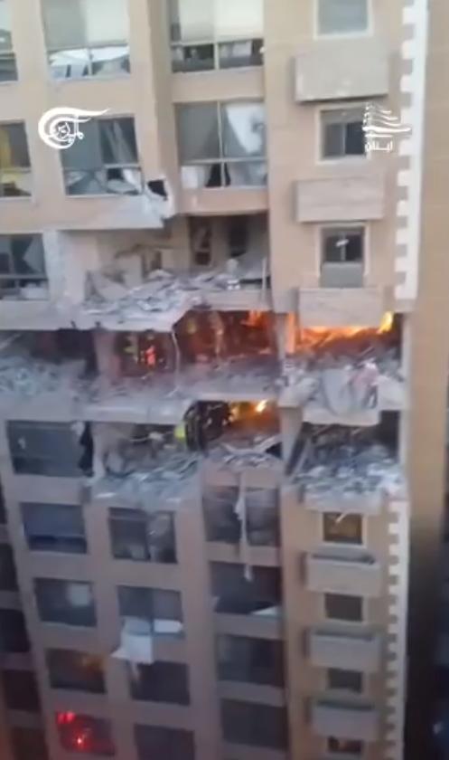 来自以色列空袭艾莎·巴卡尔现场的更多画面。揭示了贝鲁特西部这栋居民楼的损毁程度。