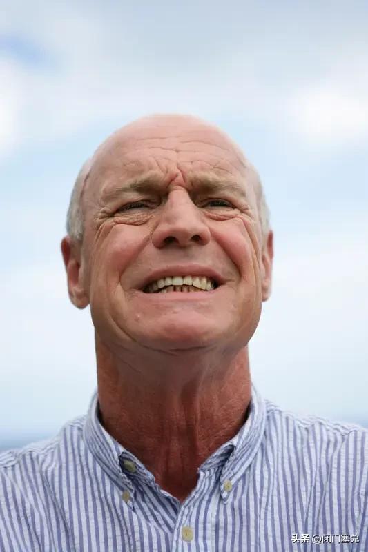 开心一刻：
一位老人颤巍巍挪进诊所，对医生痛苦道：大夫，我尿不出来了。
医生冷冰