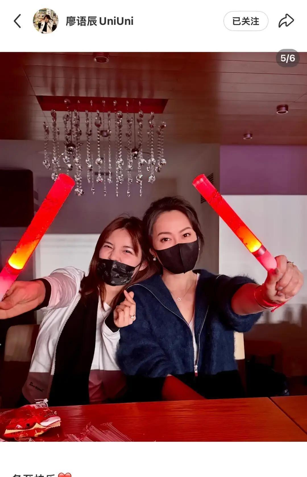 冬至夜，陈楚生开唱，苏醒媳妇廖语辰和姚政媳妇Tina手挽手坐前排，手机举得比粉丝